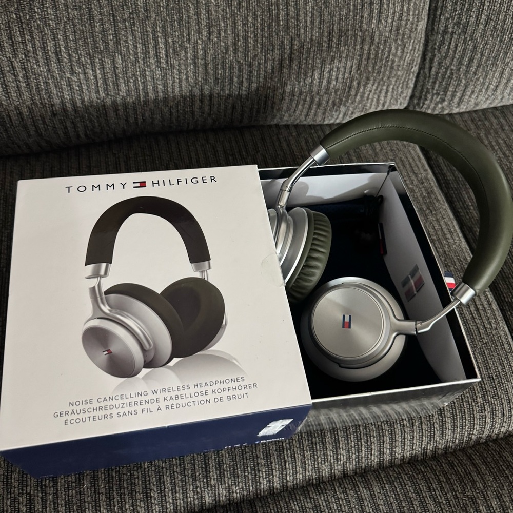 Tommy Hilfiger wireless headphones